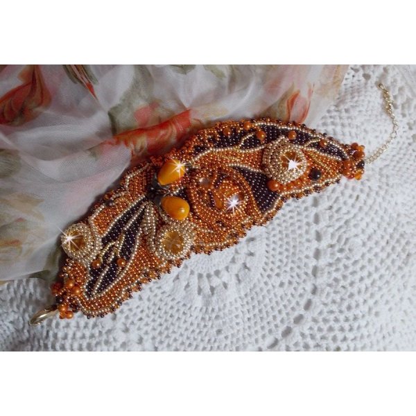 Dame i oransje mansjettarmbånd Haute-Couture brodert med Swarovski-krystaller og Miyuki frøperler.