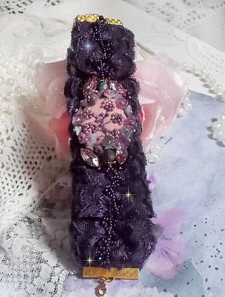 Lady Romantic mansjettarmb&aring;nd brodert med fr&oslash;perler p&aring; rosa linstoff med 1950-talls lilla blonder og krystaller