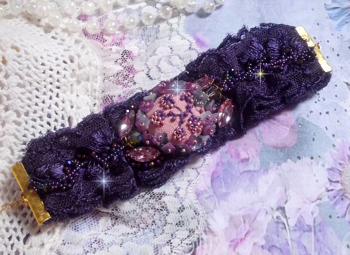 Lady Romantic mansjettarmbånd brodert med frøperler på rosa linstoff med 1950-talls lilla blonder og krystaller