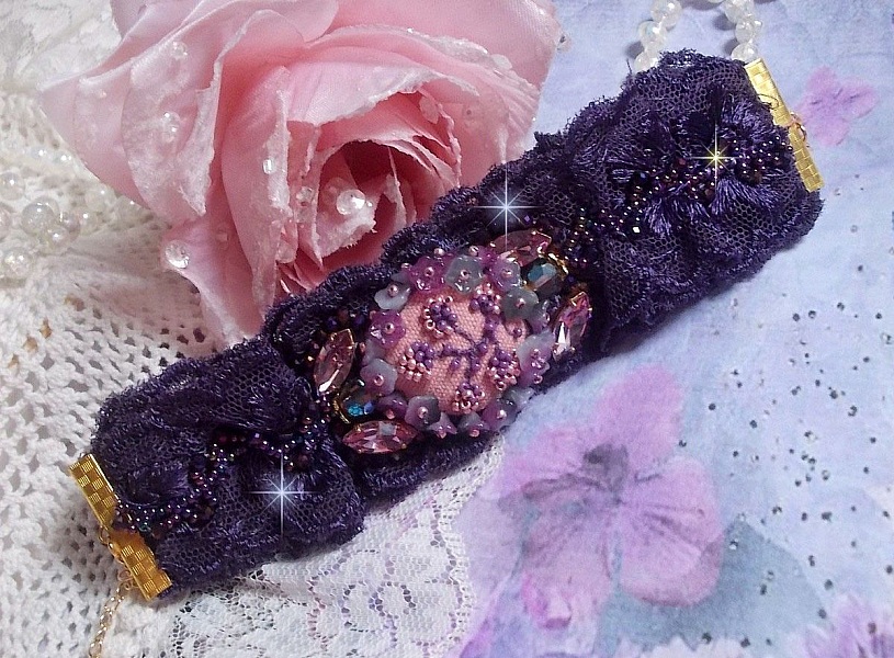 Lady Romantic mansjettarmb&aring;nd brodert med fr&oslash;perler p&aring; rosa linstoff med 1950-talls lilla blonder og krystaller