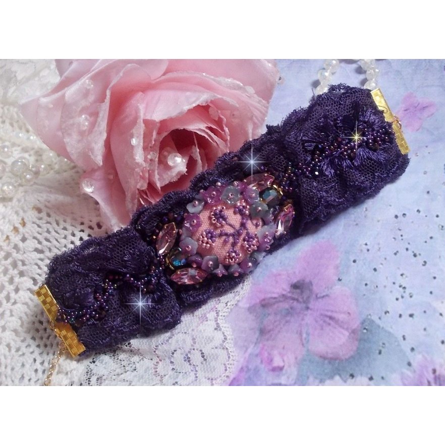 Lady Romantic mansjettarmbånd brodert med frøperler på rosa linstoff med 1950-talls lilla blonder og krystaller