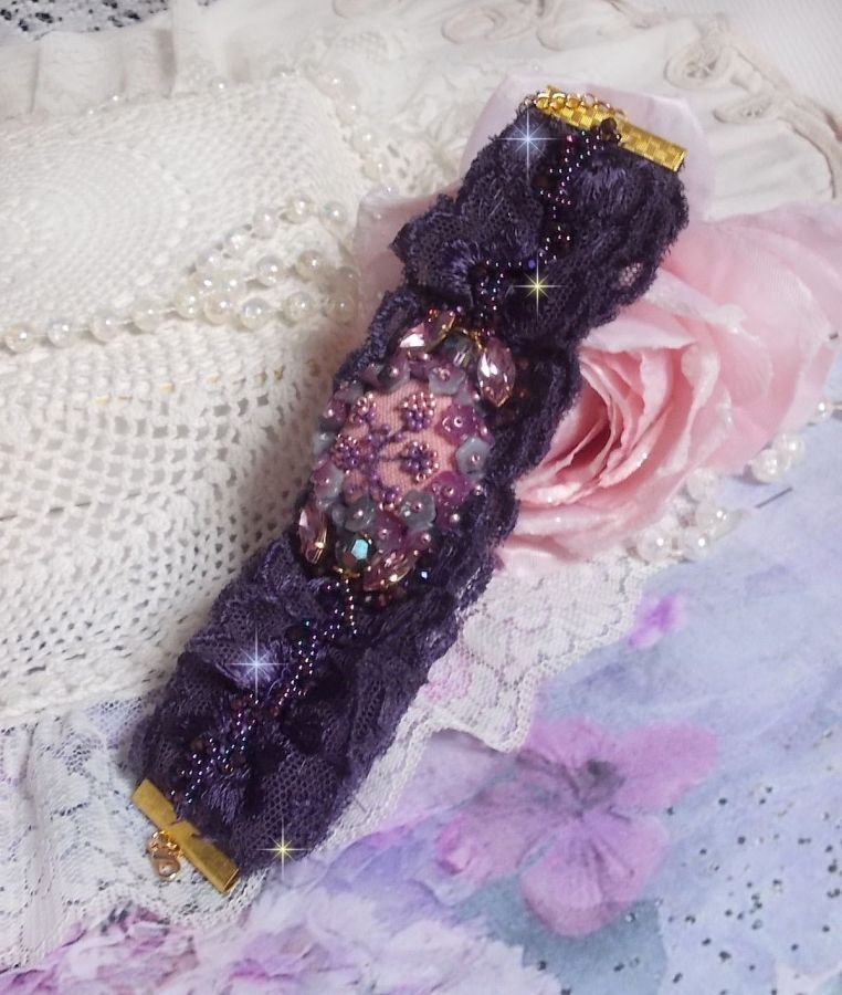 Lady Romantic mansjettarmbånd brodert med frøperler på rosa linstoff med 1950-talls lilla blonder og krystaller
