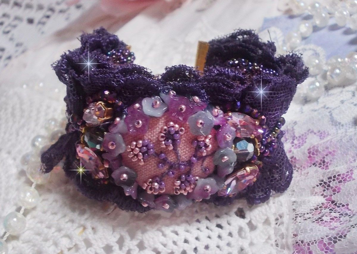 Lady Romantic mansjettarmbånd brodert med frøperler på rosa linstoff med 1950-talls lilla blonder og krystaller