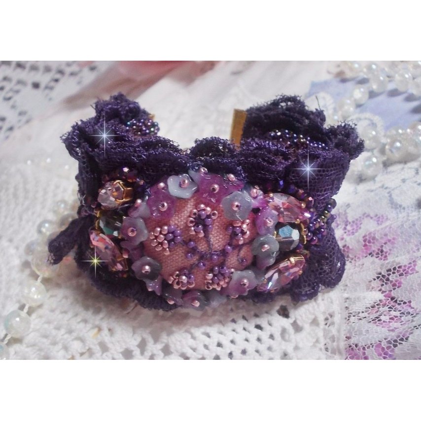 Lady Romantic mansjettarmbånd brodert med frøperler på rosa linstoff med 1950-talls lilla blonder og krystaller