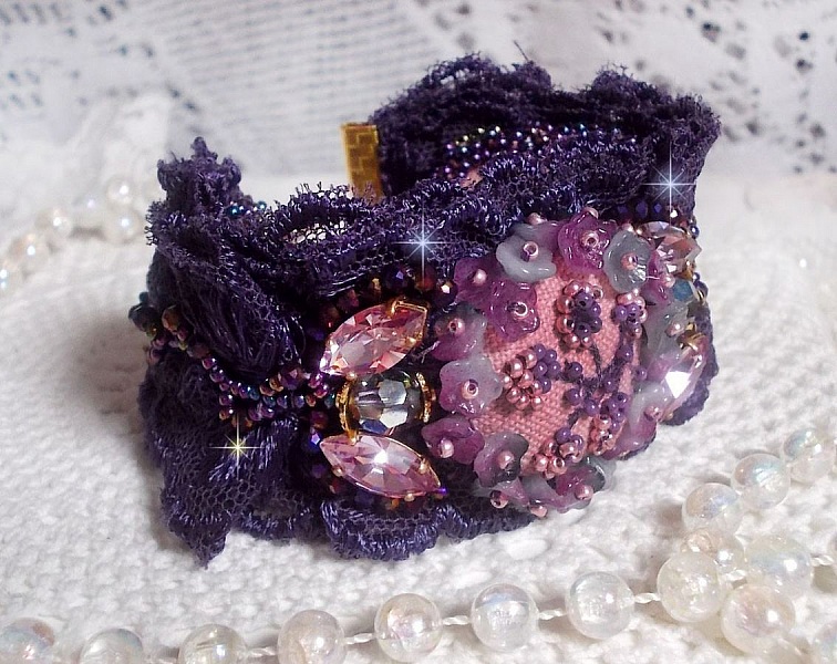 Lady Romantic mansjettarmb&aring;nd brodert med fr&oslash;perler p&aring; rosa linstoff med 1950-talls lilla blonder og krystaller