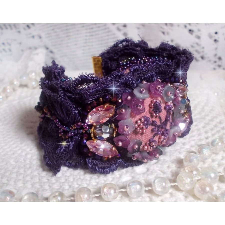 Lady Romantic mansjettarmbånd brodert med frøperler på rosa linstoff med 1950-talls lilla blonder og krystaller