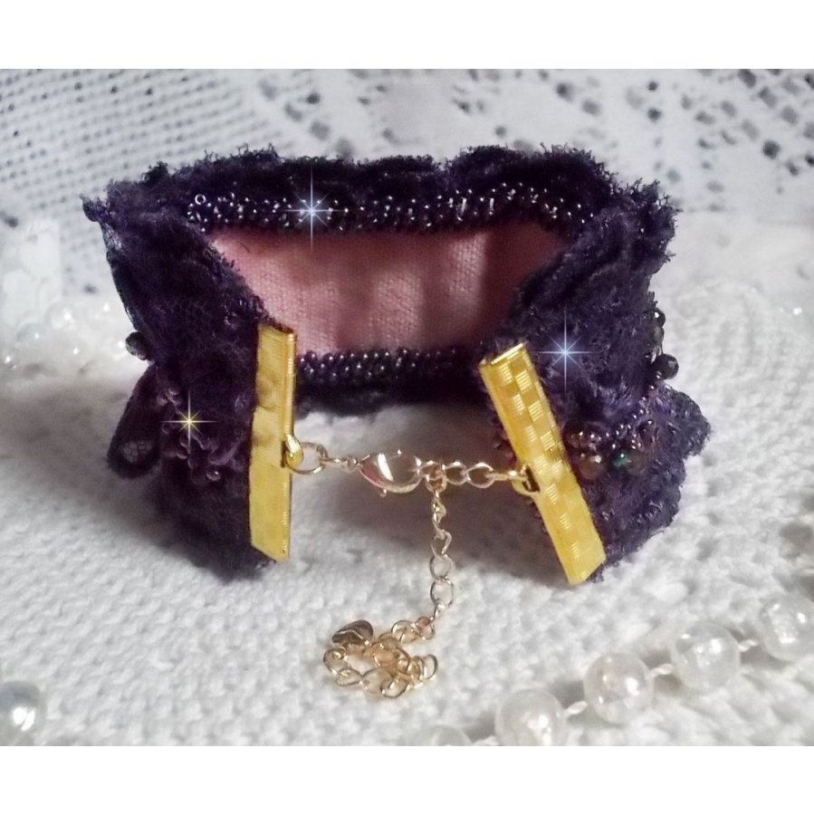 Lady Romantic mansjettarmbånd brodert med frøperler på rosa linstoff med 1950-talls lilla blonder og krystaller