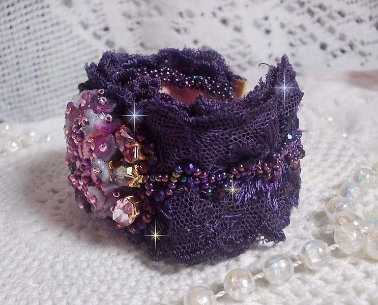 Lady Romantic mansjettarmb&aring;nd brodert med fr&oslash;perler p&aring; rosa linstoff med 1950-talls lilla blonder og krystaller