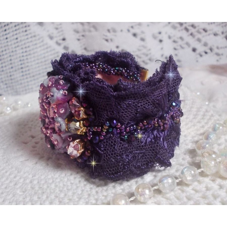Lady Romantic mansjettarmbånd brodert med frøperler på rosa linstoff med 1950-talls lilla blonder og krystaller