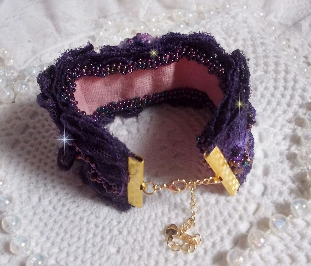 Lady Romantic mansjettarmbånd brodert med frøperler på rosa linstoff med 1950-talls lilla blonder og krystaller