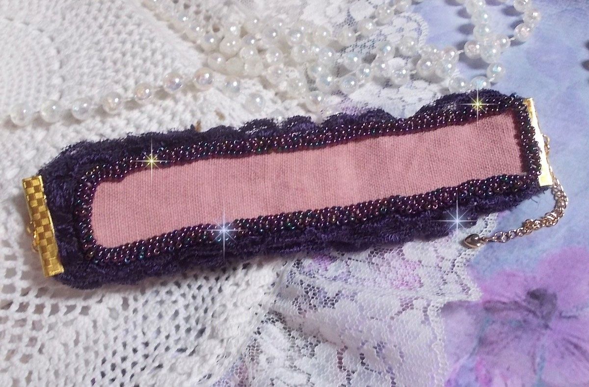 Lady Romantic mansjettarmbånd brodert med frøperler på rosa linstoff med 1950-talls lilla blonder og krystaller