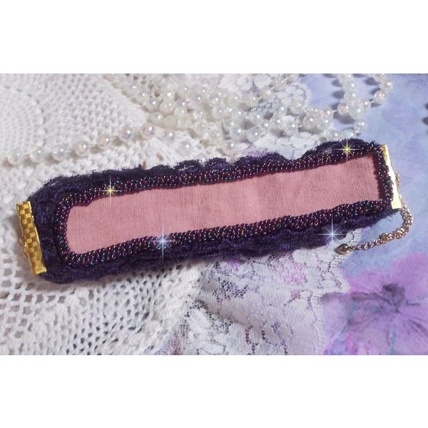 Lady Romantic mansjettarmbånd brodert med frøperler på rosa linstoff med 1950-talls lilla blonder og krystaller