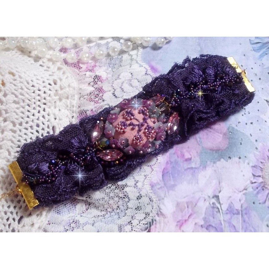 Lady Romantic mansjettarmbånd brodert med frøperler på rosa linstoff med 1950-talls lilla blonder og krystaller