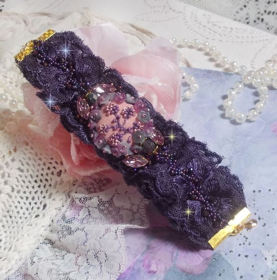 Lady Romantic mansjettarmbånd brodert med frøperler på rosa linstoff med 1950-talls lilla blonder og krystaller