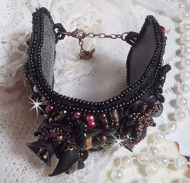 Bracelet manchette Midnight Daisy, rien que des perles nacr&eacute;es et des fleurs.