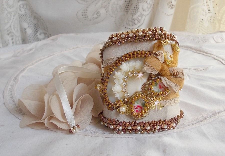 Reflets de Rosée mansjettarmbånd brodert med perler, Swarovski-krystaller, frøperler og antikke blonder