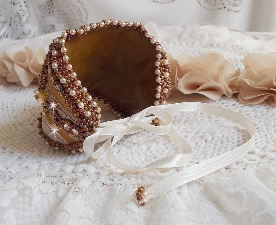 Reflets de Rosée mansjettarmbånd brodert med perler, Swarovski-krystaller, frøperler og antikke blonder