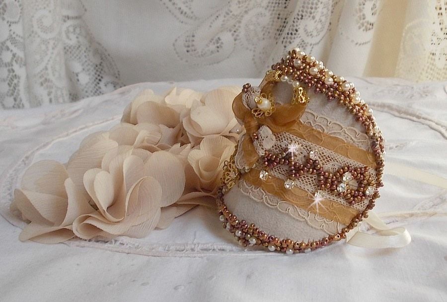 Reflets de Rosée mansjettarmbånd brodert med perler, Swarovski-krystaller, frøperler og antikke blonder