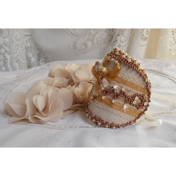 Reflets de Rosée mansjettarmbånd brodert med perler, Swarovski-krystaller, frøperler og antikke blonder