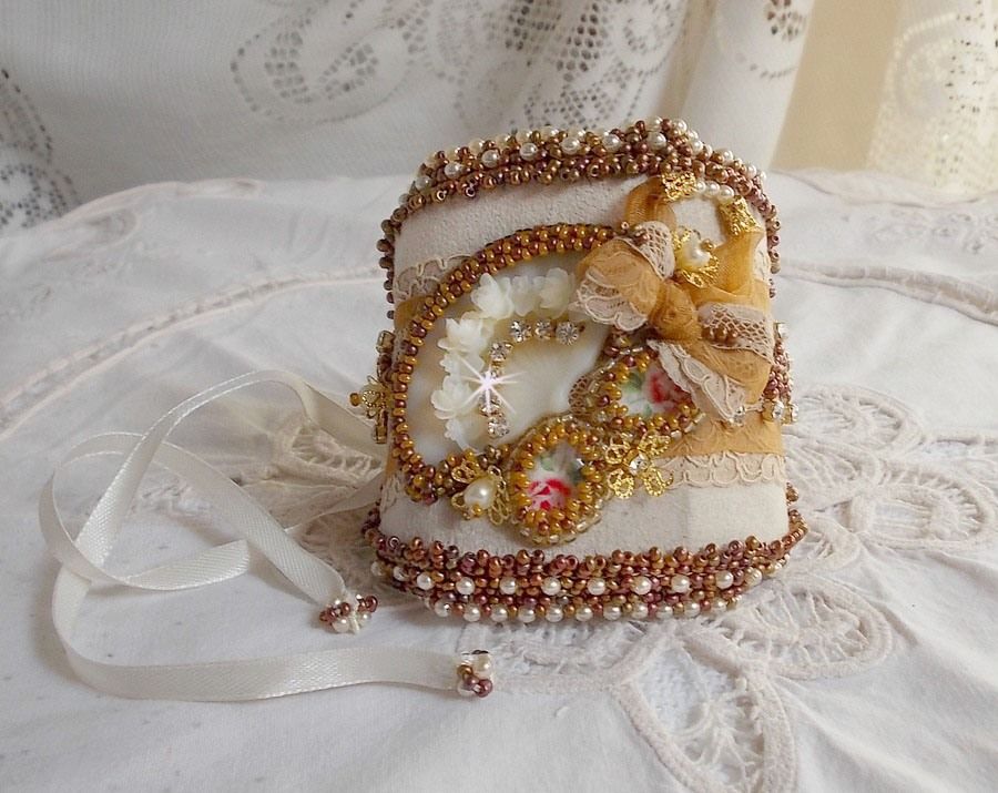Reflets de Rosée mansjettarmbånd brodert med perler, Swarovski-krystaller, frøperler og antikke blonder