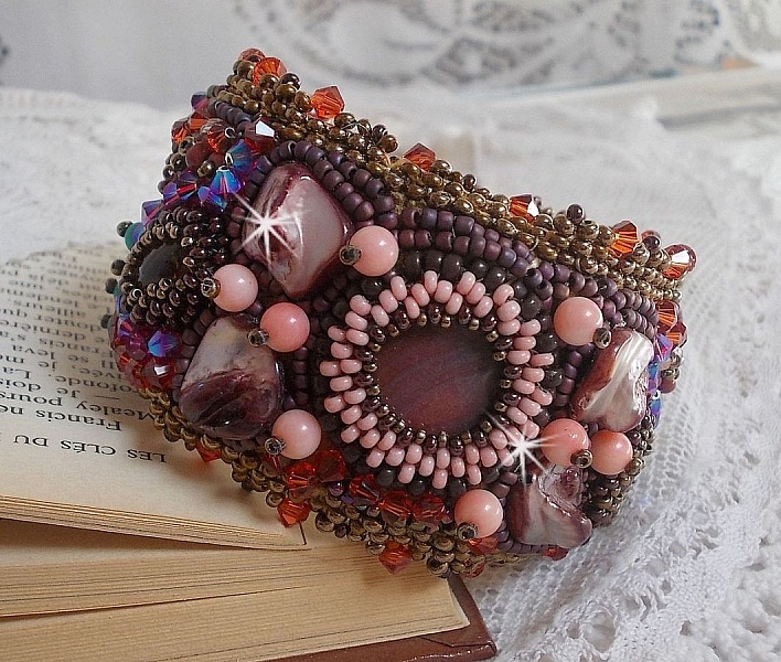 Topas mansjettarmb&aring;nd brodert med en perlemorskive av mahogny, ametyst, lys rosa korall, Swarovski-krystaller og fr&oslash;perler
