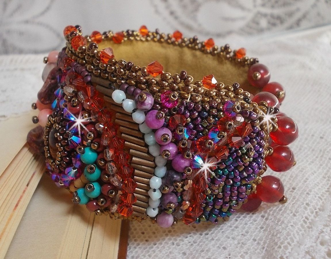 Topas mansjettarmbånd brodert med en perlemorskive av mahogny, ametyst, lys rosa korall, Swarovski-krystaller og frøperler