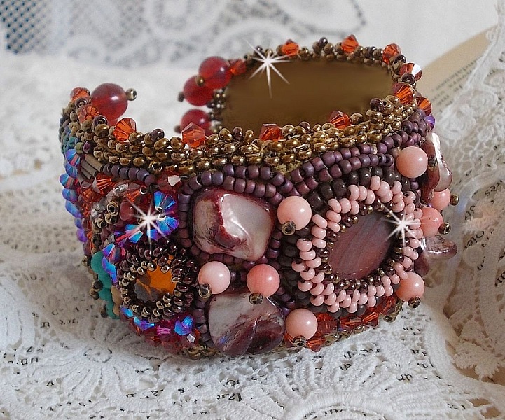 Topas mansjettarmb&aring;nd brodert med en perlemorskive av mahogny, ametyst, lys rosa korall, Swarovski-krystaller og fr&oslash;perler
