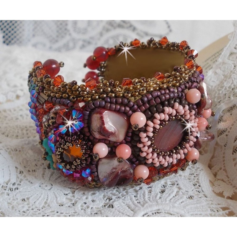 Topas mansjettarmbånd brodert med en perlemorskive av mahogny, ametyst, lys rosa korall, Swarovski-krystaller og frøperler