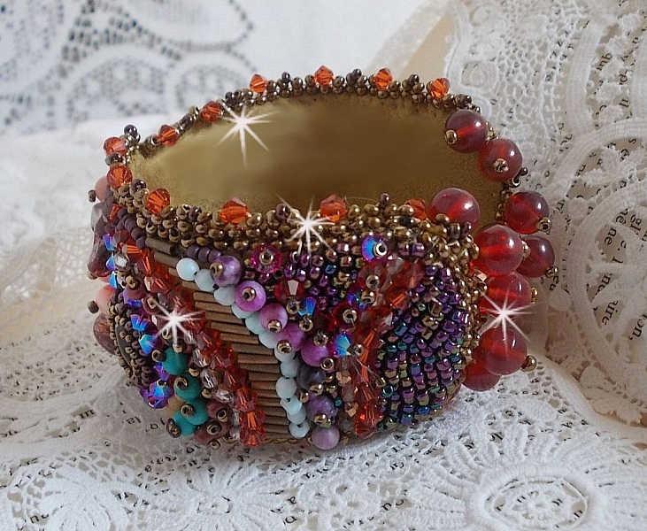 Topas mansjettarmb&aring;nd brodert med en perlemorskive av mahogny, ametyst, lys rosa korall, Swarovski-krystaller og fr&oslash;perler