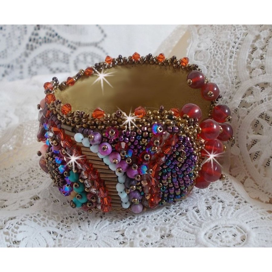 Topas mansjettarmbånd brodert med en perlemorskive av mahogny, ametyst, lys rosa korall, Swarovski-krystaller og frøperler