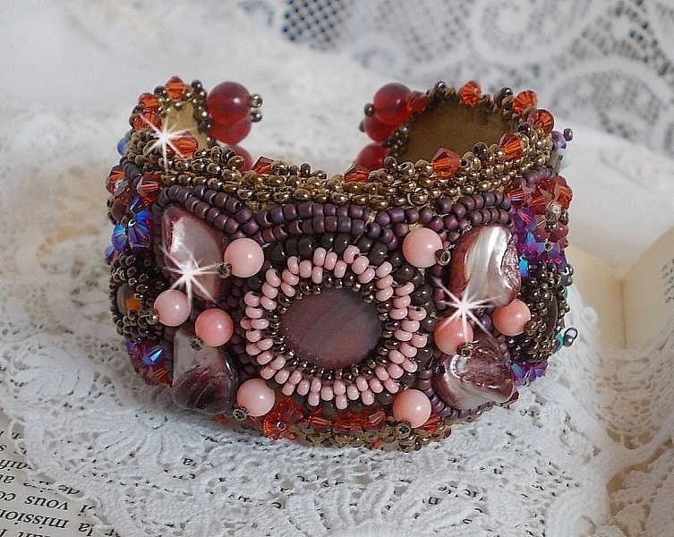 Topas mansjettarmb&aring;nd brodert med en perlemorskive av mahogny, ametyst, lys rosa korall, Swarovski-krystaller og fr&oslash;perler