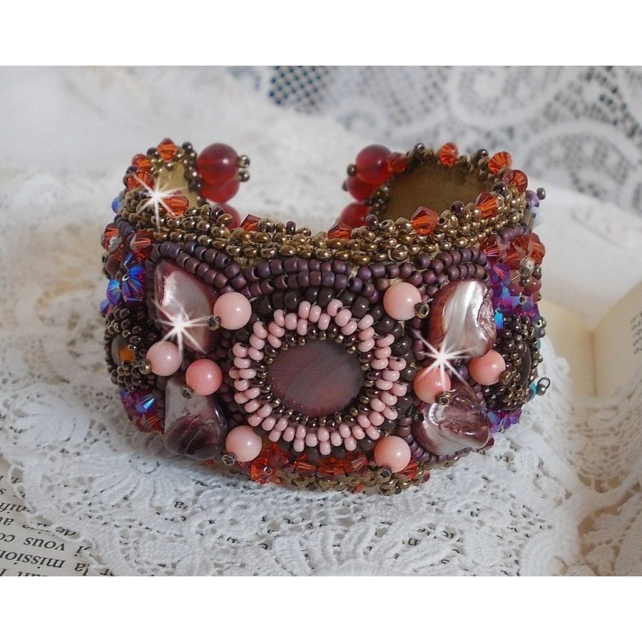 Topas mansjettarmbånd brodert med en perlemorskive av mahogny, ametyst, lys rosa korall, Swarovski-krystaller og frøperler