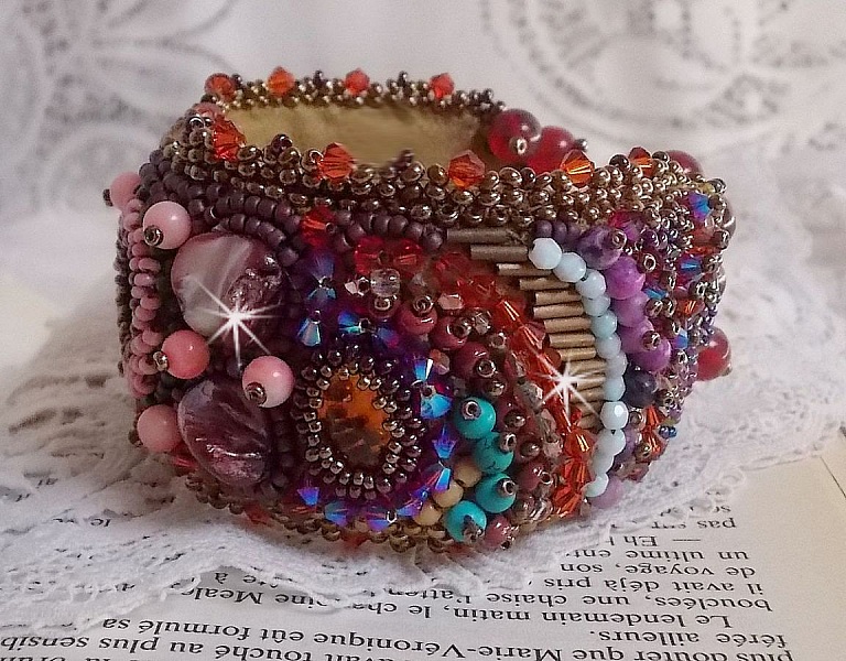 Topas mansjettarmb&aring;nd brodert med en perlemorskive av mahogny, ametyst, lys rosa korall, Swarovski-krystaller og fr&oslash;perler