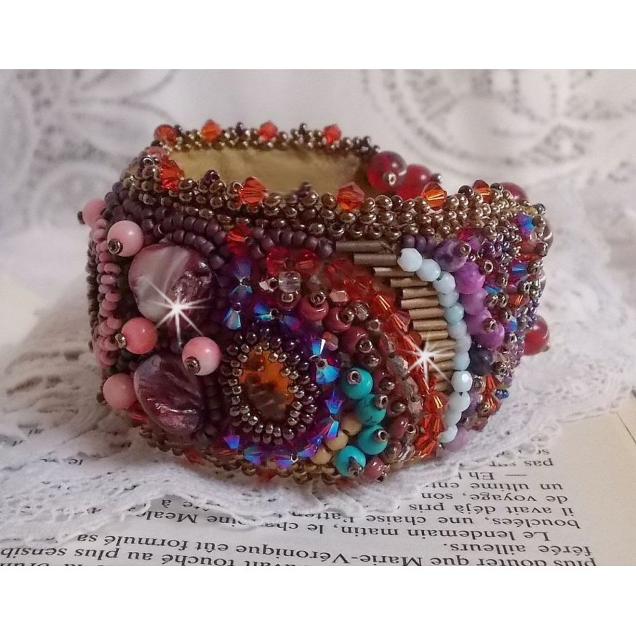 Topas mansjettarmbånd brodert med en perlemorskive av mahogny, ametyst, lys rosa korall, Swarovski-krystaller og frøperler