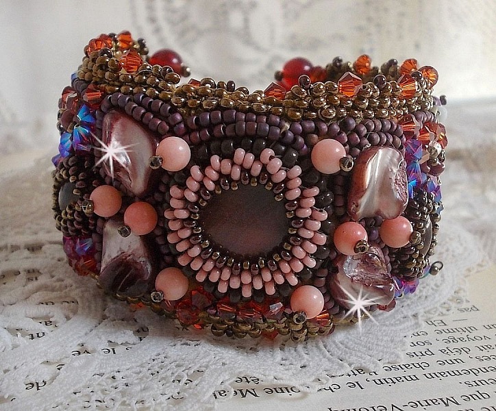 Topas mansjettarmb&aring;nd brodert med en perlemorskive av mahogny, ametyst, lys rosa korall, Swarovski-krystaller og fr&oslash;perler