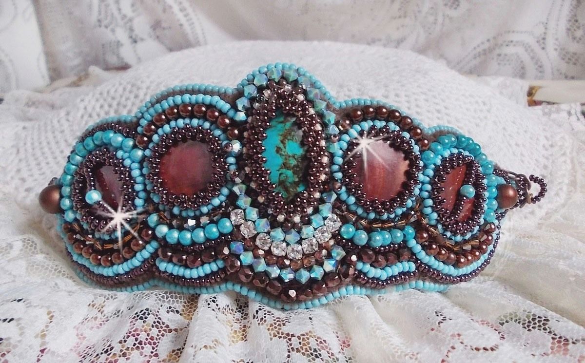Haute-Couture Turkis mansjettarmbånd brodert med mahogny perlemorskive, Swarovski-krystaller, bøhmiske glassfasetter og rocailler