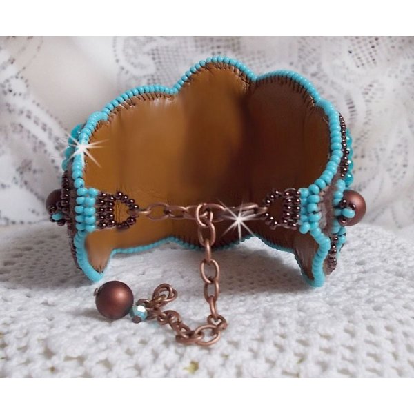 Haute-Couture Turkis mansjettarmb&aring;nd brodert med mahogny perlemorskive, Swarovski-krystaller, b&oslash;hmiske glassfasetter og rocailler