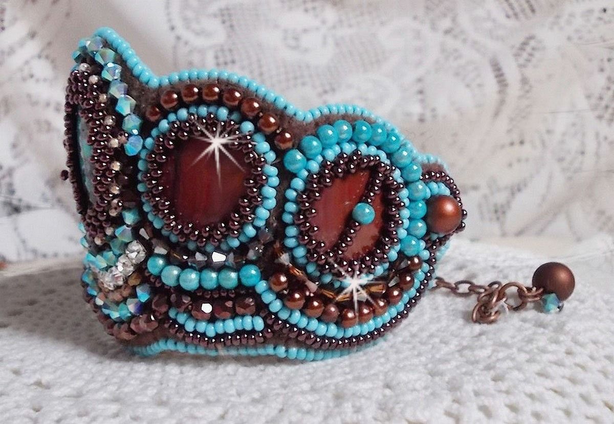 Haute-Couture Turkis mansjettarmbånd brodert med mahogny perlemorskive, Swarovski-krystaller, bøhmiske glassfasetter og rocailler