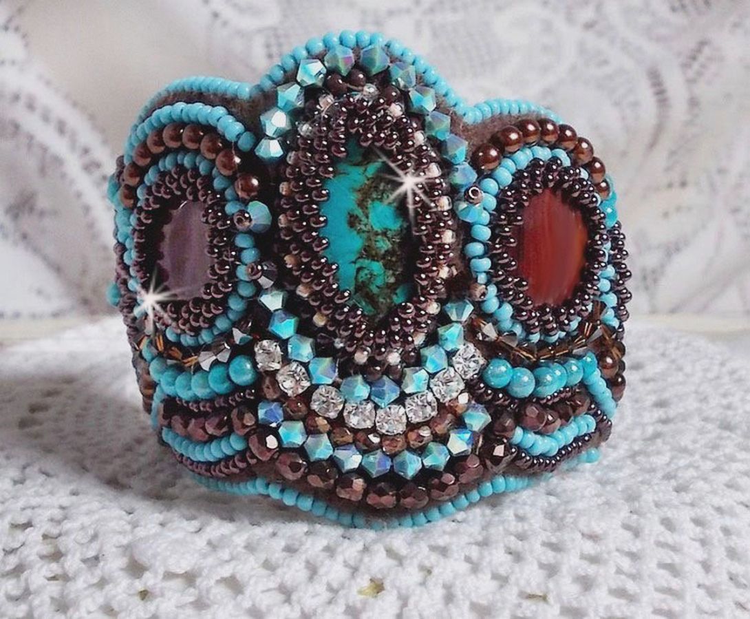 Haute-Couture Turkis mansjettarmbånd brodert med mahogny perlemorskive, Swarovski-krystaller, bøhmiske glassfasetter og rocailler