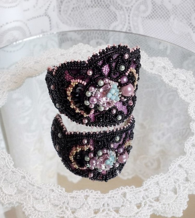 Marquise mansjettarmb&aring;nd brodert med Swarovski-krystaller, antikke svarte blonder fra 1950, ferskvannsperler og fr&oslash;perler
