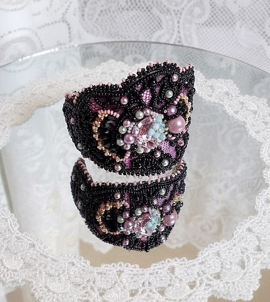 Marquise mansjettarmb&aring;nd brodert med Swarovski-krystaller, antikke svarte blonder fra 1950, ferskvannsperler og fr&oslash;perler