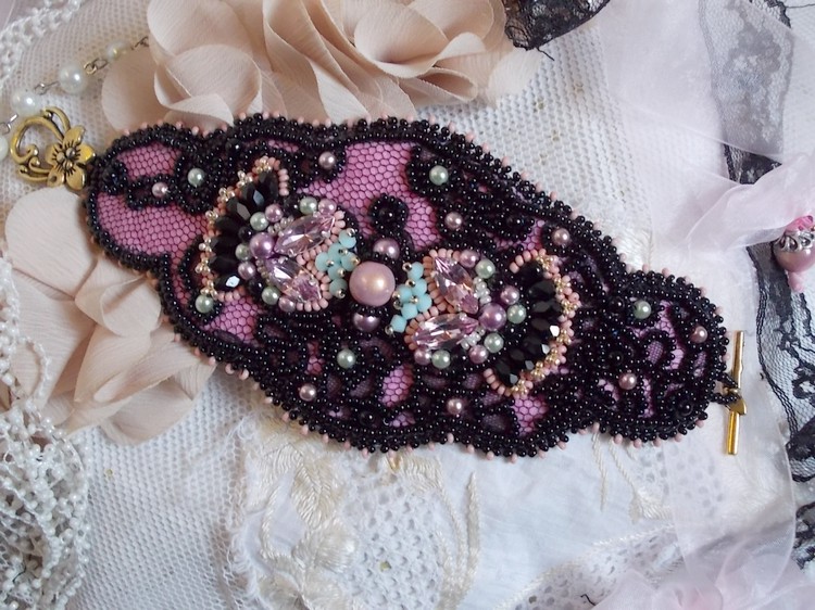 Marquise mansjettarmb&aring;nd brodert med Swarovski-krystaller, antikke svarte blonder fra 1950, ferskvannsperler og fr&oslash;perler