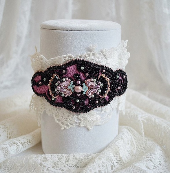 Marquise mansjettarmb&aring;nd brodert med Swarovski-krystaller, antikke svarte blonder fra 1950, ferskvannsperler og fr&oslash;perler