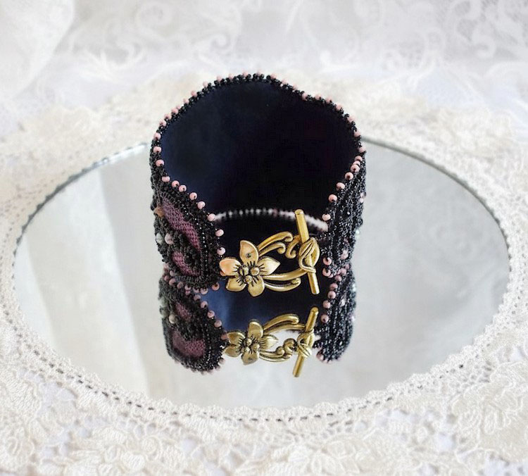 Marquise mansjettarmb&aring;nd brodert med Swarovski-krystaller, antikke svarte blonder fra 1950, ferskvannsperler og fr&oslash;perler