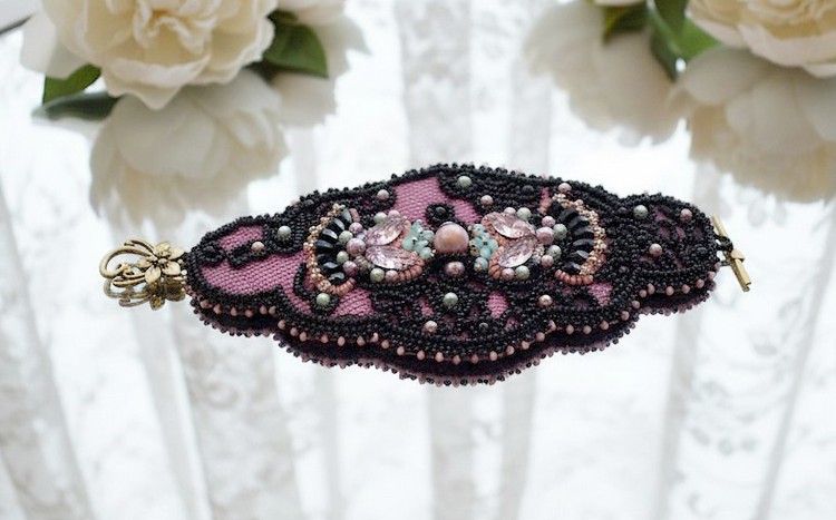 Marquise mansjettarmb&aring;nd brodert med Swarovski-krystaller, antikke svarte blonder fra 1950, ferskvannsperler og fr&oslash;perler