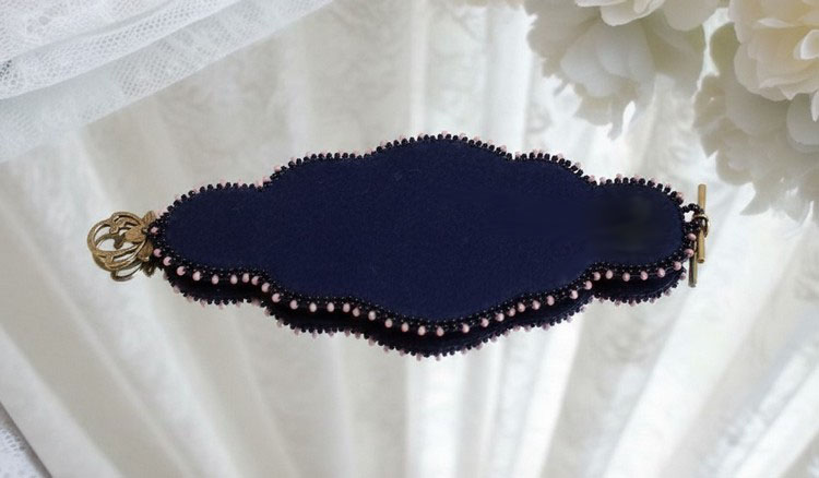 Marquise mansjettarmb&aring;nd brodert med Swarovski-krystaller, antikke svarte blonder fra 1950, ferskvannsperler og fr&oslash;perler