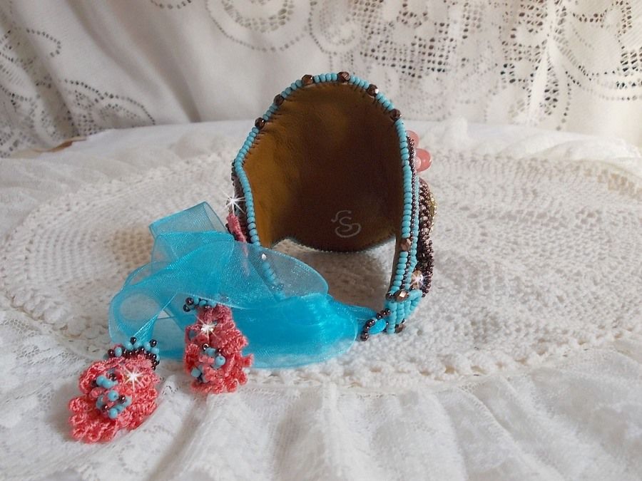 Armbånd Naïade Haute-Couture mansjett brodert med turkise cabochoner, en veldig gammel rosa blonder, edelstenperler: Coral Light og frøperler 