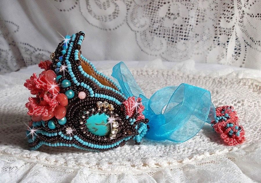 Armbånd Naïade Haute-Couture mansjett brodert med turkise cabochoner, en veldig gammel rosa blonder, edelstenperler: Coral Light og frøperler 