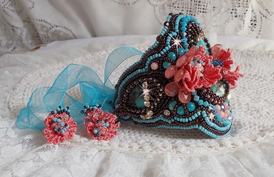 Armbånd Naïade Haute-Couture mansjett brodert med turkise cabochoner, en veldig gammel rosa blonder, edelstenperler: Coral Light og frøperler 