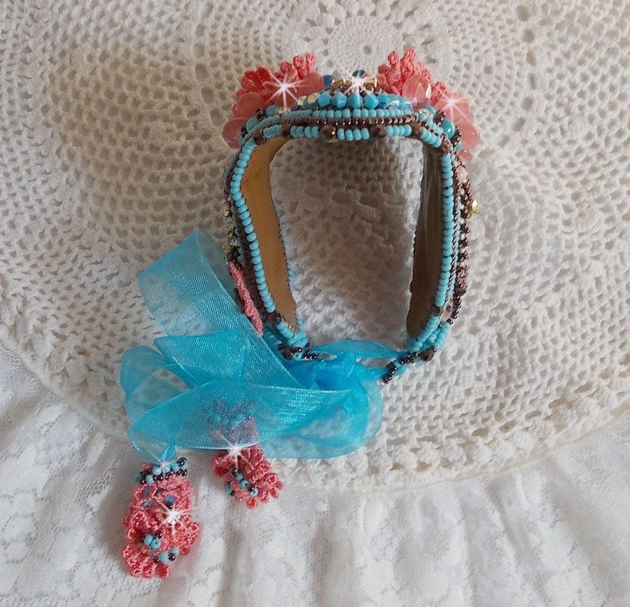 Armbånd Naïade Haute-Couture mansjett brodert med turkise cabochoner, en veldig gammel rosa blonder, edelstenperler: Coral Light og frøperler 